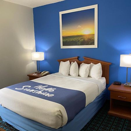 Days Inn & Suites By Wyndham Cambridge Eksteriør billede