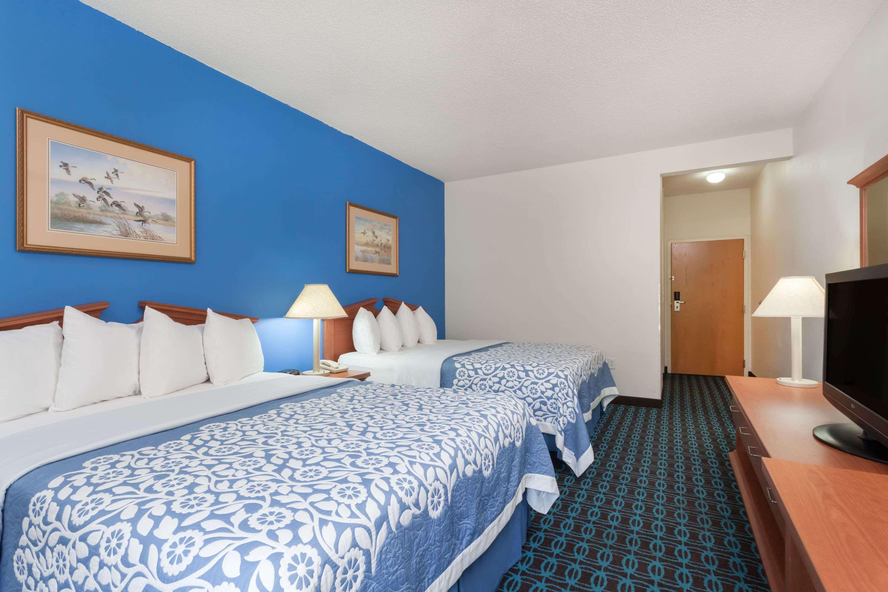 Days Inn & Suites By Wyndham Cambridge Eksteriør billede