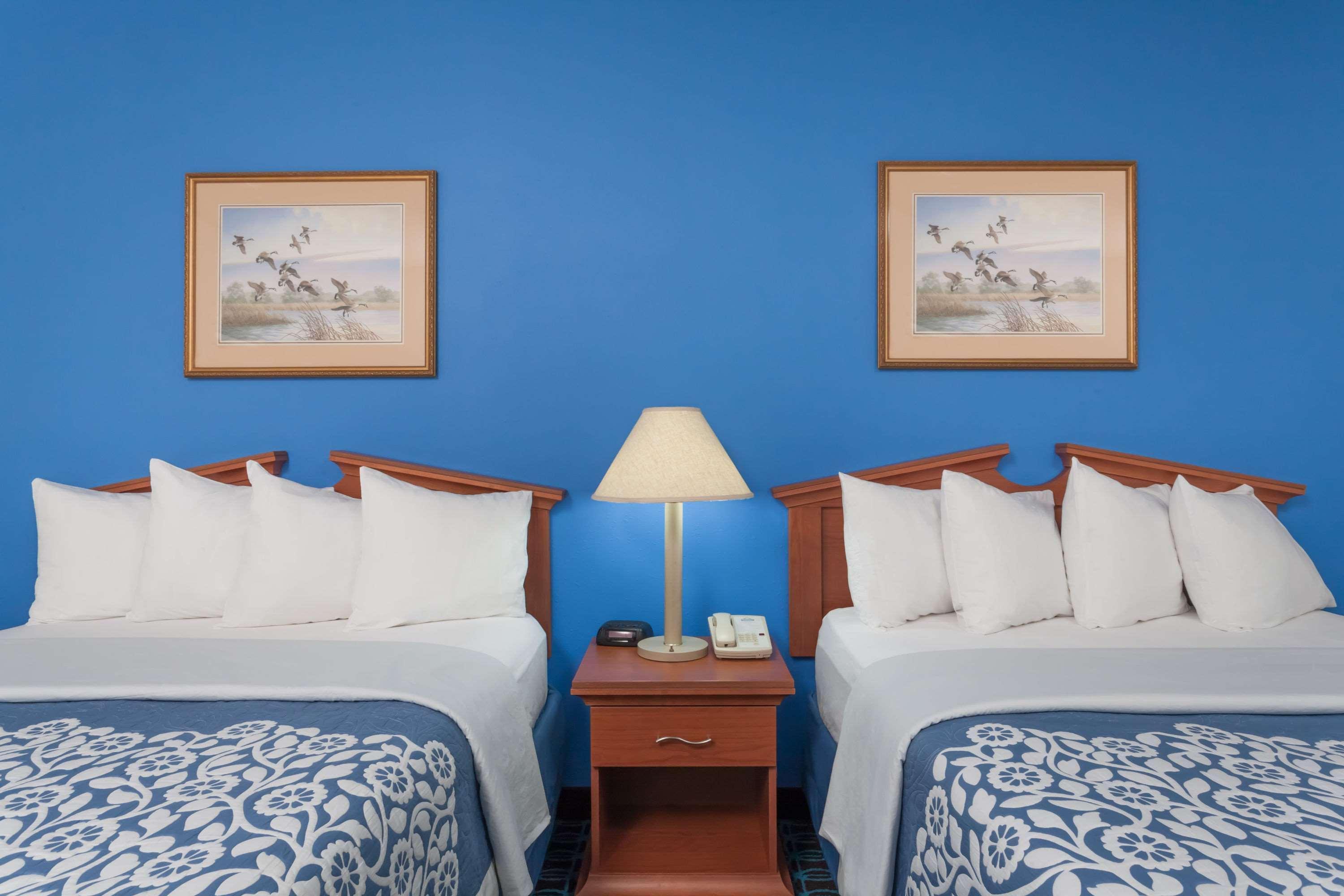 Days Inn & Suites By Wyndham Cambridge Eksteriør billede