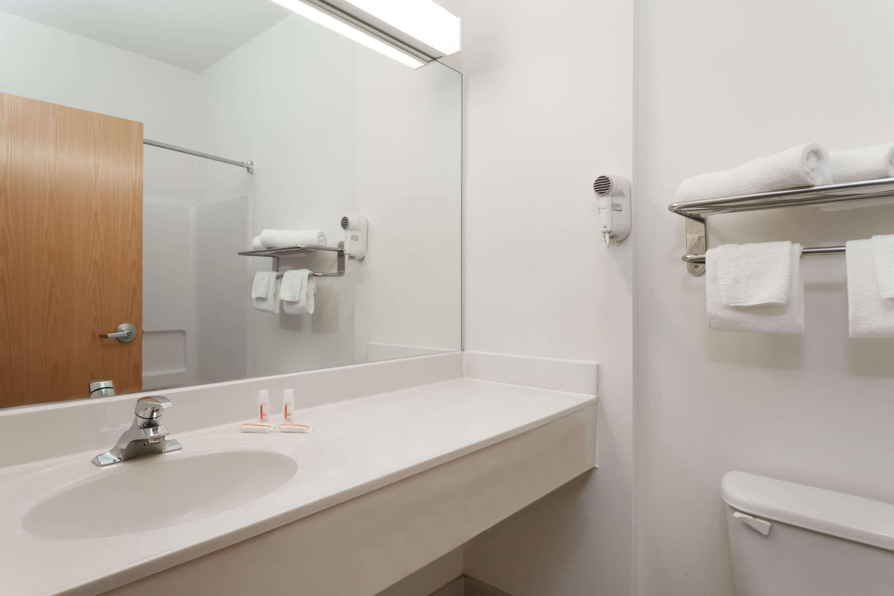 Days Inn & Suites By Wyndham Cambridge Eksteriør billede
