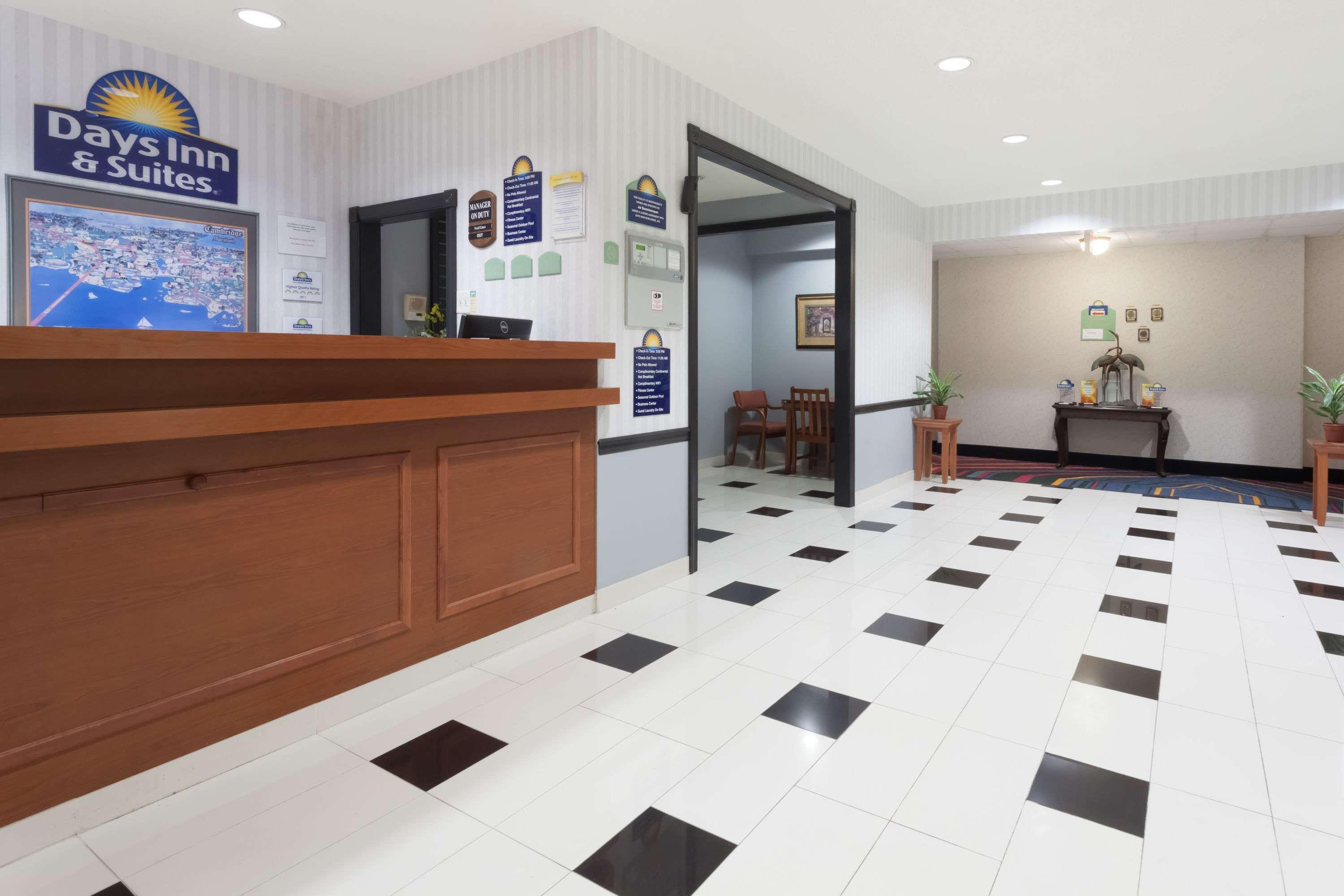 Days Inn & Suites By Wyndham Cambridge Eksteriør billede
