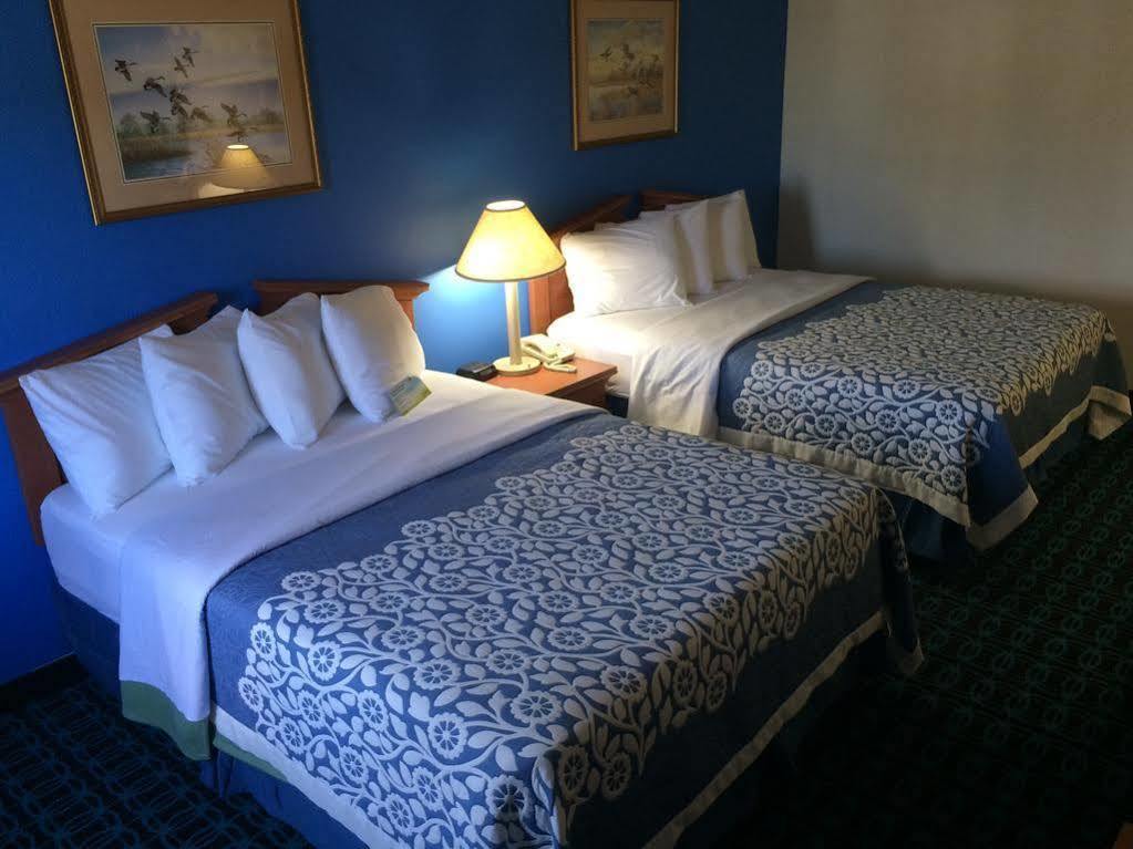 Days Inn & Suites By Wyndham Cambridge Eksteriør billede